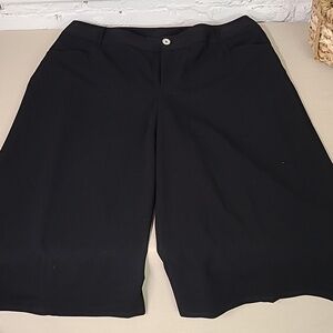- 6th and LN Size 18 Black Wide Leg Crops